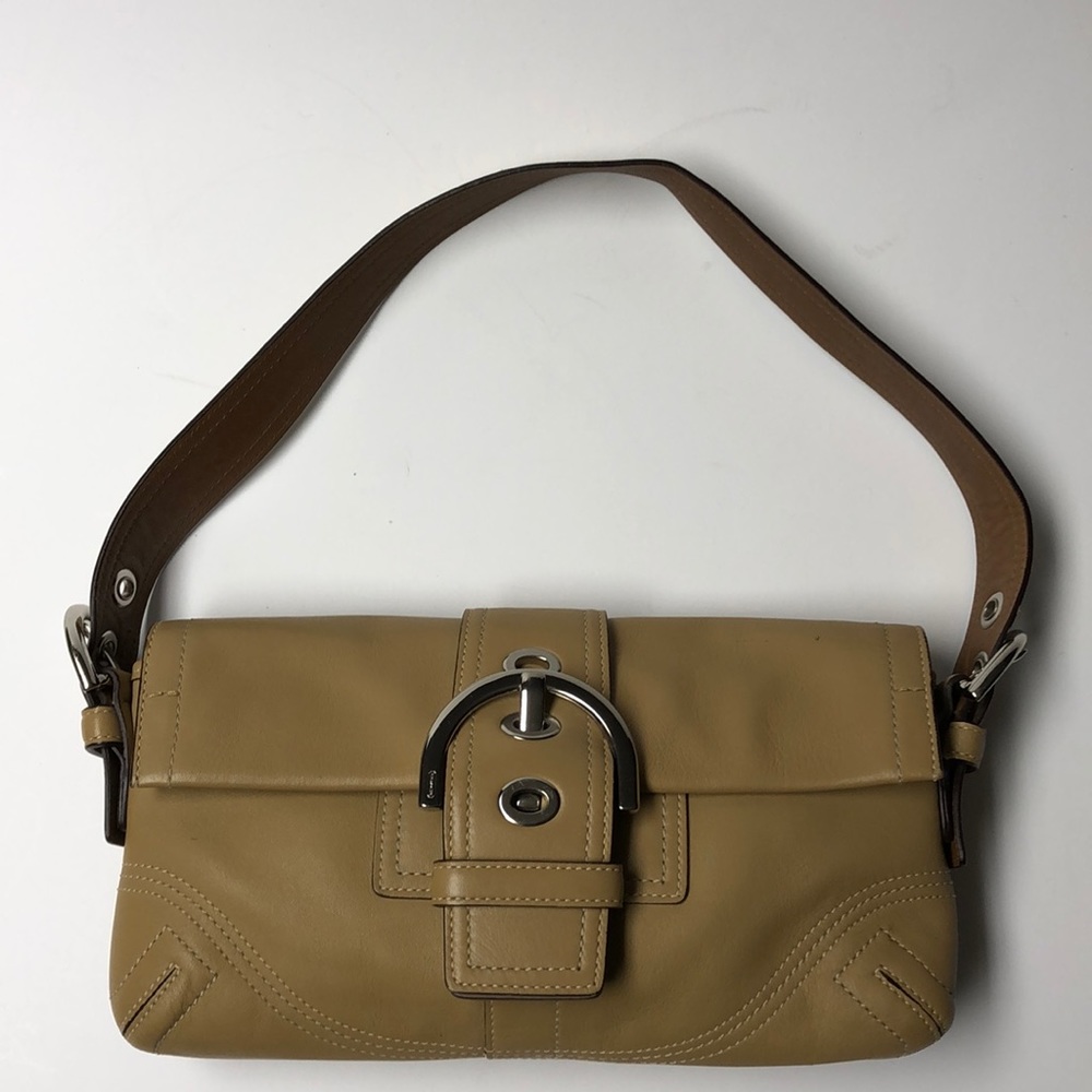 Coach shoulder bag in tan leather